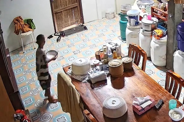 Ph&aacute;t hiện thứ đ&aacute;ng sợ trong bếp, b&eacute; trai hoảng sợ bỏ chạy - Ảnh 1.