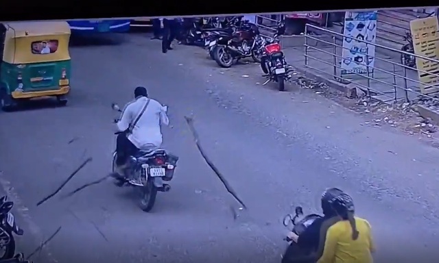 Bị c&agrave;nh c&acirc;y rơi tr&uacute;ng đầu, người đi xe m&aacute;y rơi v&agrave;o trạng th&aacute;i h&ocirc;n m&ecirc; - Ảnh 1.