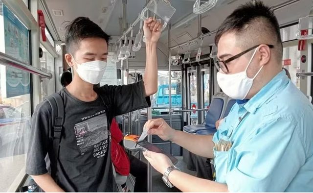 Từ 1/7, người đi xe bu&yacute;t H&agrave; Nội cần lưu &yacute; thao t&aacute;c mới khi mua v&eacute; lượt để tr&aacute;nh mất th&ecirc;m tiền - Ảnh 1.