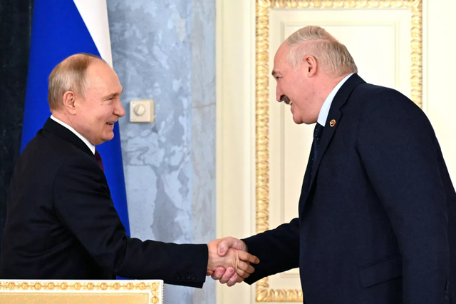 Xung quanh cuộc gặp kh&ocirc;ng b&aacute;o trước của &ocirc;ng Lukashenko với &ocirc;ng Putin - Ảnh 1.