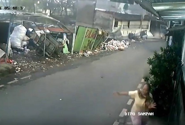 Ng&ocirc;i nh&agrave; bất ngờ đổ sập, người phụ nữ hoảng sợ bỏ chạy - Ảnh 1.