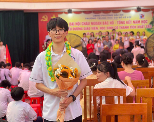 Từng l&agrave; cậu b&eacute; lang thang, "mồ c&ocirc;i", nam sinh viết n&ecirc;n kỳ t&iacute;ch với ng&ocirc;i thủ khoa trường chuy&ecirc;n - Ảnh 2.