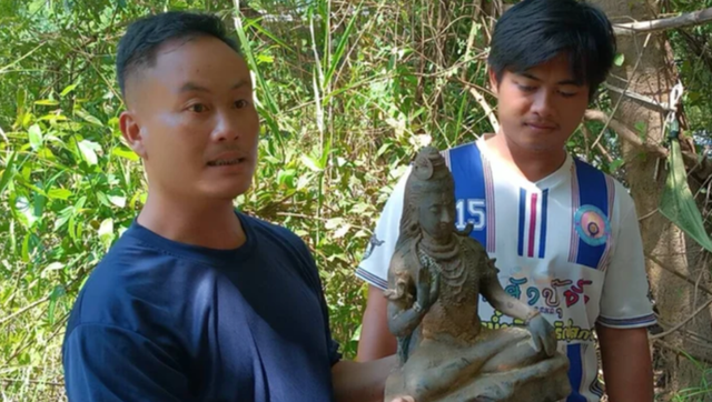 Đi c&acirc;u c&aacute;, ngư d&acirc;n sốc nặng khi c&acirc;u tr&uacute;ng "vật thể lạ" dưới s&ocirc;ng - Ảnh 1.