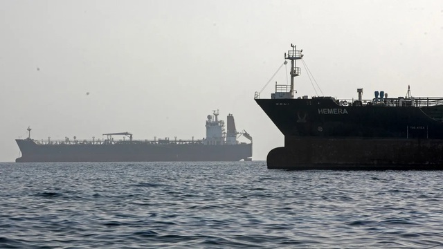 Mỹ v&agrave; Iran gia tăng c&aacute;c cuộc tấn c&ocirc;ng khi lệnh ngừng bắn rạn nứt - Ảnh 1.