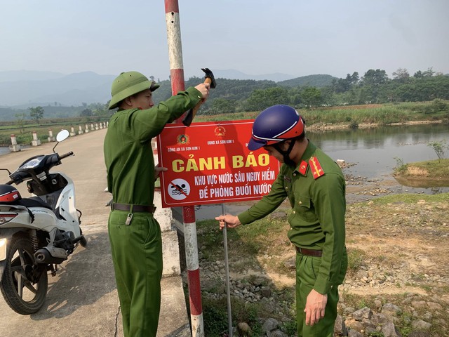 Nghẹn l&ograve;ng đ&aacute;m tang 4 người trong gia đ&igrave;nh đuối nước: Hồi chu&ocirc;ng cảnh b&aacute;o trong những ng&agrave;y h&egrave;- Ảnh 4.