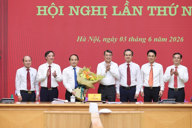 C&ocirc;ng bố, trao quyết định của Bộ Ch&iacute;nh trị về c&ocirc;ng t&aacute;c c&aacute;n bộ- Ảnh 2.