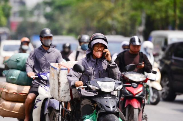 Nhiệt độ miền Bắc tiếp tục leo thang, nắng n&oacute;ng k&eacute;o d&agrave;i k&egrave;m nguy cơ d&ocirc;ng lốc - Ảnh 1.