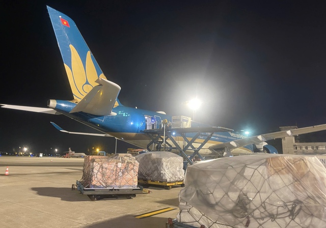 Chuyến bay đặc biệt thứ hai chở 46,8 tấn h&agrave;ng hỗ trợ của Việt Nam đ&atilde; cất c&aacute;nh tới Venezuela - Ảnh 1.