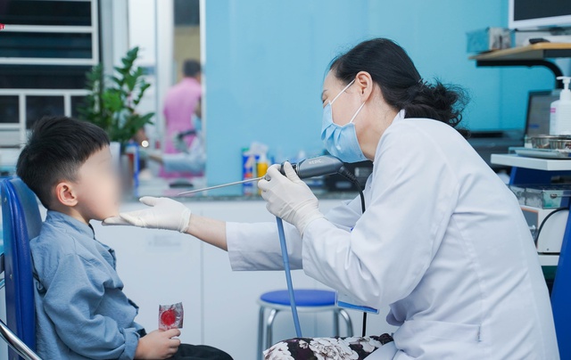 Sai lầm nguy hiểm cha mẹ hay mắc khiến trẻ dễ bị vi&ecirc;m thanh quản cấp v&agrave;o m&ugrave;a h&egrave; - Ảnh 1.