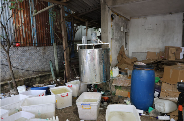 "H&ocirc; biến" h&oacute;a chất th&agrave;nh sữa tắm, dầu gội giả thương hiệu nổi tiếng, cặp đ&ocirc;i cầm đầu bị khởi tố- Ảnh 4.