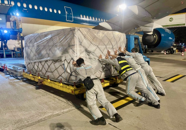 Chuyến bay đặc biệt thứ hai chở 46,8 tấn h&agrave;ng hỗ trợ của Việt Nam đ&atilde; cất c&aacute;nh tới Venezuela - Ảnh 5.