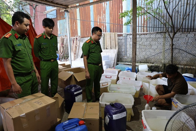"H&ocirc; biến" h&oacute;a chất th&agrave;nh sữa tắm, dầu gội giả thương hiệu nổi tiếng, cặp đ&ocirc;i cầm đầu bị khởi tố- Ảnh 2.