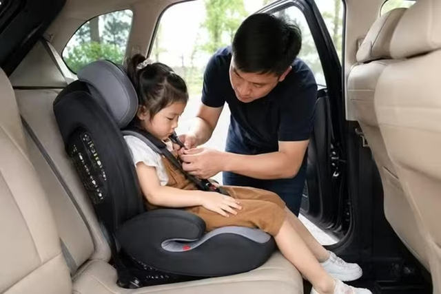 Nhiều cha mẹ chưa biết: Chở trẻ tr&ecirc;n &ocirc; t&ocirc; kiểu n&agrave;y từ 15/8 c&oacute; thể bị phạt - Ảnh 1.