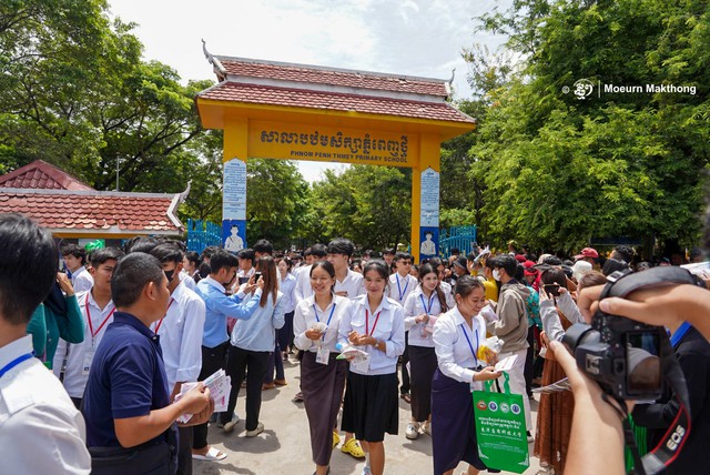 Kỳ thi quyết định tương lai của h&agrave;ng trăm ngh&igrave;n học sinh Campuchia: V&igrave; sao cả đất nước d&otilde;i theo? - Ảnh 1.