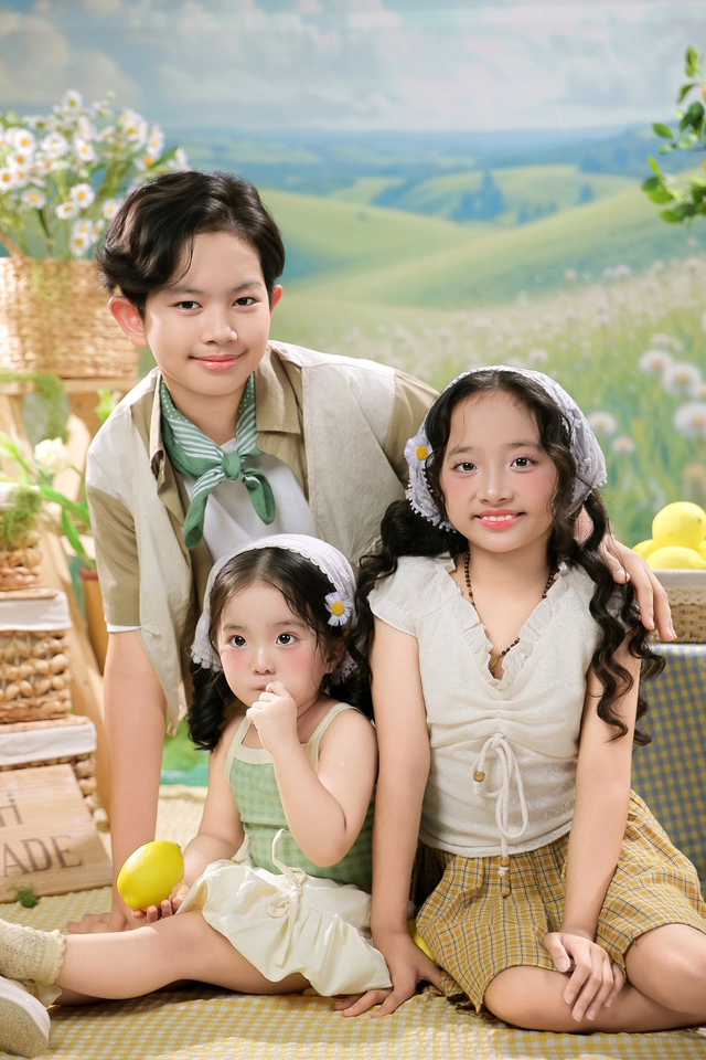 Khung h&igrave;nh "gấp 3 visual" của 3 hot kid nh&agrave; Kh&aacute;nh Thi - Phan Hiển - Ảnh 4.
