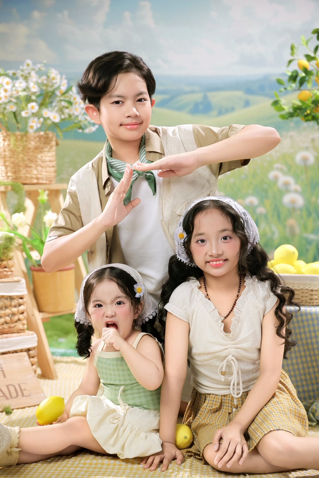 Khung h&igrave;nh "gấp 3 visual" của 3 hot kid nh&agrave; Kh&aacute;nh Thi - Phan Hiển - Ảnh 8.