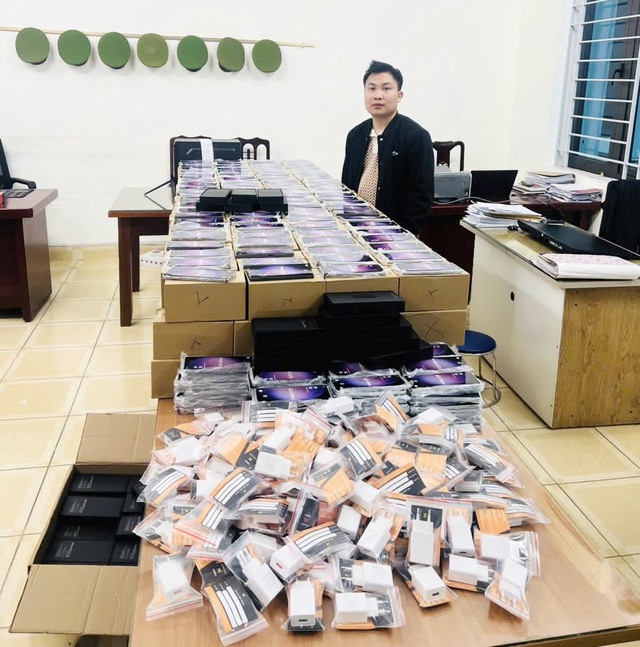 Ph&aacute;t hiện 3 đối tượng b&aacute;n hơn 1000 chiếc điện thoại giả- Ảnh 2.