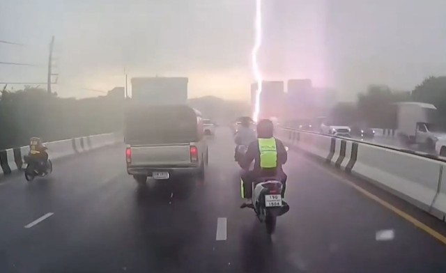 S&eacute;t đ&aacute;nh tr&uacute;ng người đi xe m&aacute;y trong cơn mưa lớn - Ảnh 1.