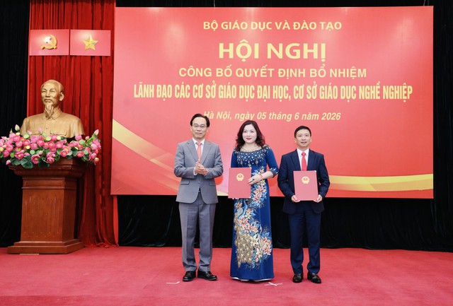 Bộ GD&ĐT bổ nhiệm nhiều gi&aacute;m đốc, hiệu trưởng c&aacute;c trường đại học, cao đẳng trực thuộc- Ảnh 4.