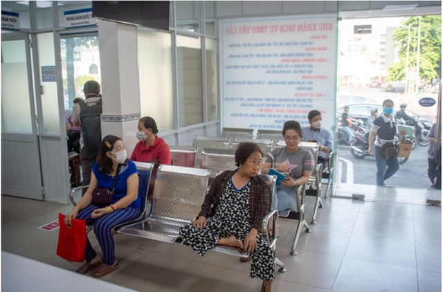 Tin vui cho người tham gia BHYT: Kh&aacute;m chữa bệnh cuối tuần vẫn được thanh to&aacute;n - Ảnh 2.