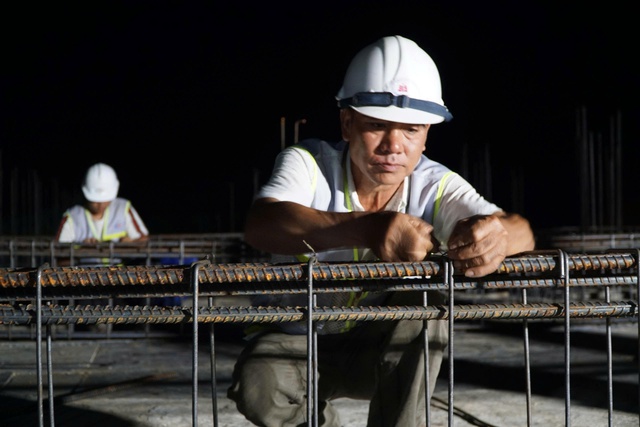 Thi c&ocirc;ng xuy&ecirc;n đ&ecirc;m, đẩy tiến độ x&acirc;y trường v&ugrave;ng bi&ecirc;n Quảng Ng&atilde;i- Ảnh 8.