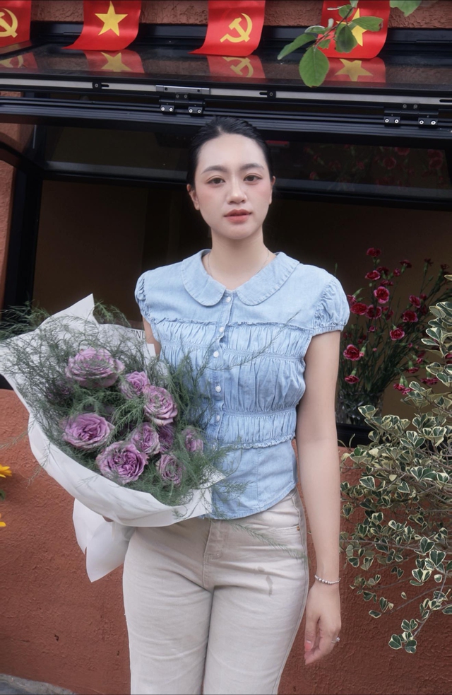 Hé lộ gia thế gây bất ngờ của vợ "cầu thủ nghèo nhất Việt Nam" - Ảnh 2.