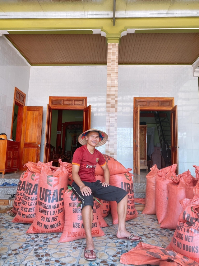 Hé lộ gia thế gây bất ngờ của vợ "cầu thủ nghèo nhất Việt Nam" - Ảnh 4.