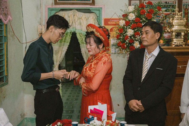 C&ocirc; d&acirc;u U50 bật kh&oacute;c trước lời ch&uacute;c ph&uacute;c của con trai chồng - Ảnh 1.