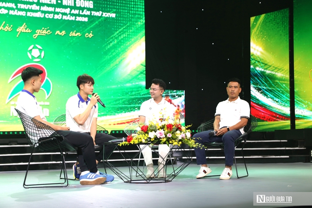Ấn tượng màn giao lưu với cầu thủ nổi tiếng tại giải bóng đá Cúp Báo và phát thanh, truyền hình Nghệ An- Ảnh 1. Ấn tượng màn giao lưu với cầu thủ nổi tiếng tại giải bóng đá Cúp Báo và phát thanh, truyền hình Nghệ An- Ảnh 1.