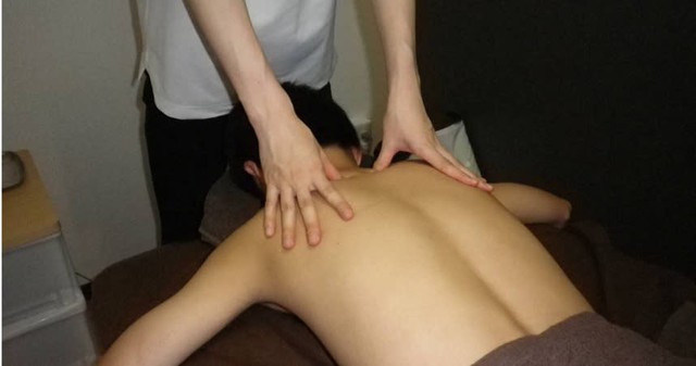 Chàng trai 27 tuổi suýt liệt nửa người sau cú bẻ cổ khi đi tẩm quất chữa đau vai gáy - Ảnh 1.