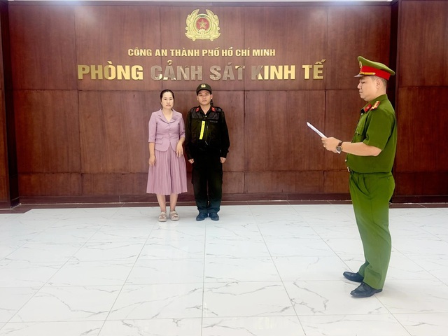 Xâm phạm bản quyền, chủ thương hiệu vải áo dài Đất Lành bị khởi tố- Ảnh 1. Xâm phạm bản quyền, chủ thương hiệu vải áo dài Đất Lành bị khởi tố- Ảnh 1.