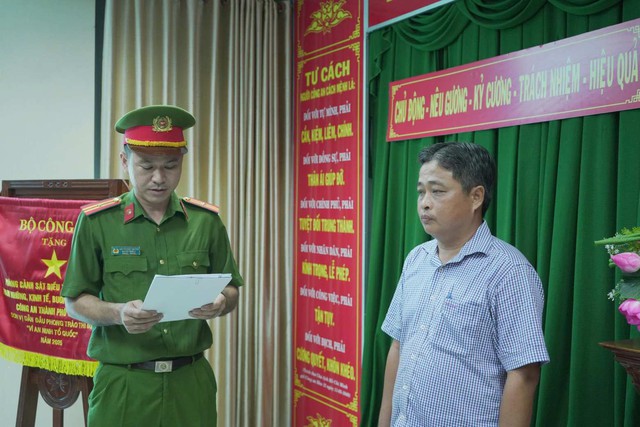 Bắt nguyên Trưởng Ban Tổ chức Tỉnh uỷ Sóc Trăng cũ- Ảnh 1. Bắt nguyên Trưởng Ban Tổ chức Tỉnh uỷ Sóc Trăng cũ- Ảnh 1.