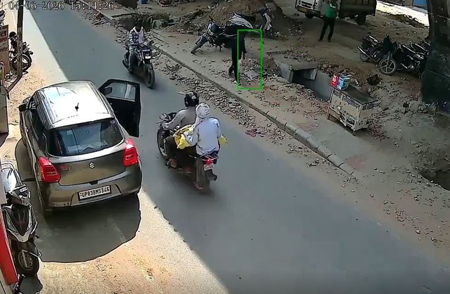 Ô tô mở cửa xe đột ngột khiến bố vợ tử vong, con rể bị thương nặng - Ảnh 1.