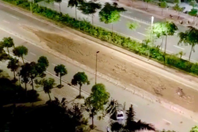 Xử phạt tài xế làm rơi bùn đất trên đường Võ Chí Công- Ảnh 1. Xử phạt tài xế làm rơi bùn đất trên đường Võ Chí Công- Ảnh 1.