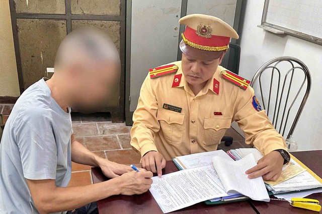 Xử phạt tài xế làm rơi bùn đất trên đường Võ Chí Công- Ảnh 2. Xử phạt tài xế làm rơi bùn đất trên đường Võ Chí Công- Ảnh 2.