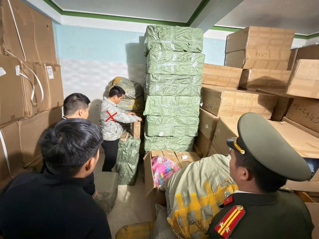 Triệt phá đường dây mua bán vũ khí quân dụng ngụy trang dưới dạng "súng thông bồn cầu" - Ảnh 3.