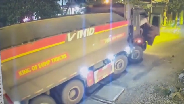 Tàu hỏa tông trúng xe tải mắc kẹt trên đường ray, tài xế thoát chết - Ảnh 1.