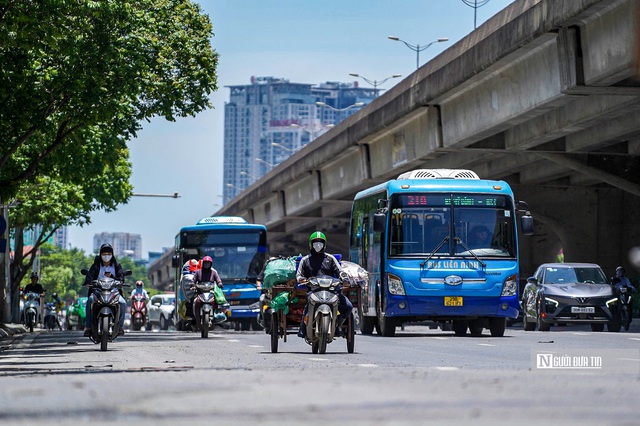 50 phút chạy xe giữa nắng gắt gần 40 độ ở Hà Nội, người đàn ông bị bỏng rát da- Ảnh 2. 50 phút chạy xe giữa nắng gắt gần 40 độ ở Hà Nội, người đàn ông bị bỏng rát da- Ảnh 2.