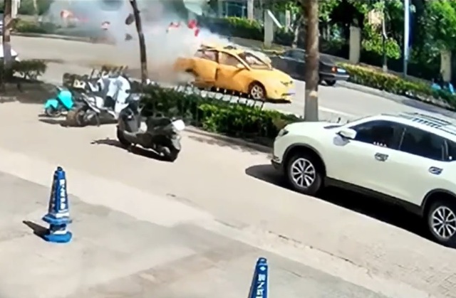 Ô tô đang chạy trên đường bất ngờ phát nổ kinh hoàng- Ảnh 1. Ô tô đang chạy trên đường bất ngờ phát nổ kinh hoàng- Ảnh 1.