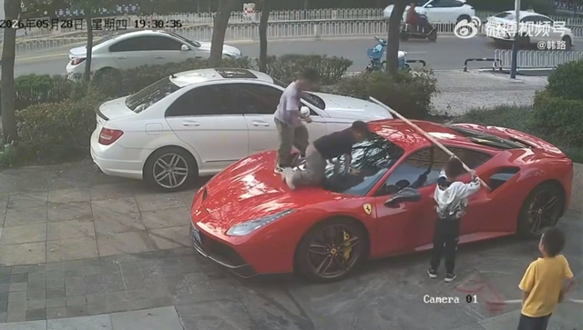 4 đứa trẻ dùng chiếc xe Ferrari 14 tỷ đồng làm "cầu trượt" - Ảnh 1.