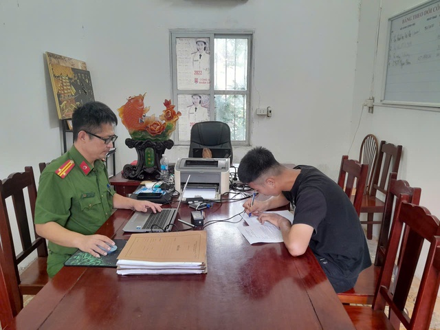 Khởi tố nam thanh ni&ecirc;n d&ugrave;ng dao đ&acirc;m người v&igrave; chuyện gom r&aacute;c - Ảnh 1.