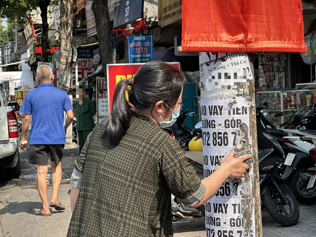 "Vô tư" dán thứ này lên cột điện ở Hà Nội, có thể bị phạt tới 20 triệu đồng - Ảnh 1.