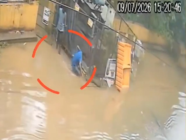 Đang đi bộ trên con đường ngập nước, nam bảo vệ ngã gục rồi tử vong- Ảnh 1.