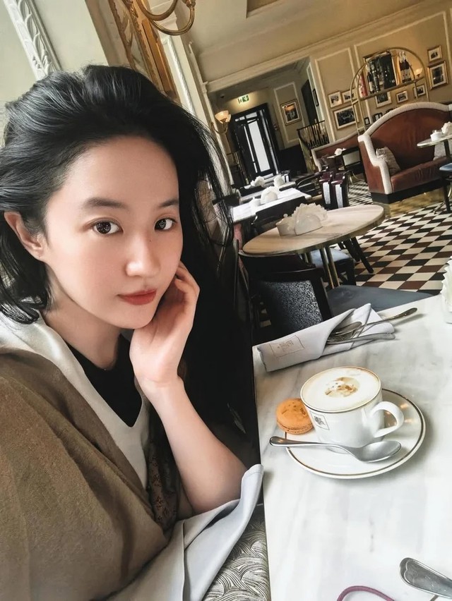 "Thần tiên tỷ tỷ" gây chú ý khi để mặt mộc giữa chốn đông người - Ảnh 3.