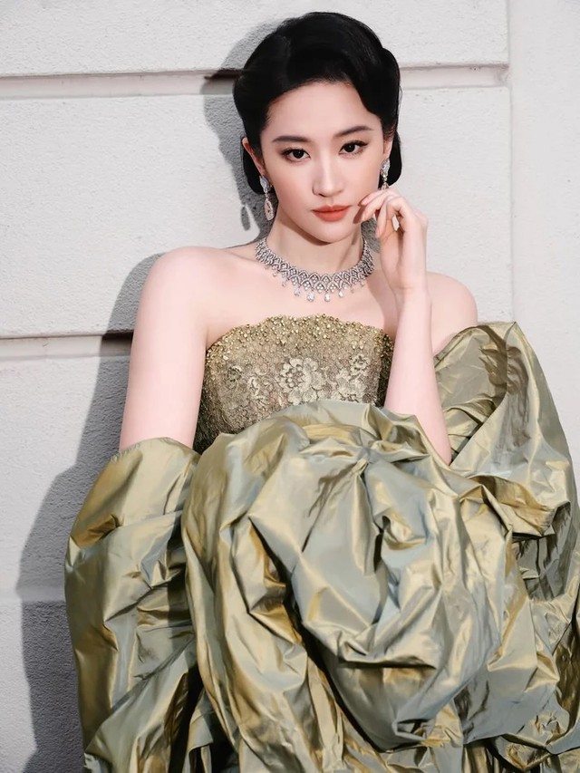 "Thần tiên tỷ tỷ" gây chú ý khi để mặt mộc giữa chốn đông người - Ảnh 1.