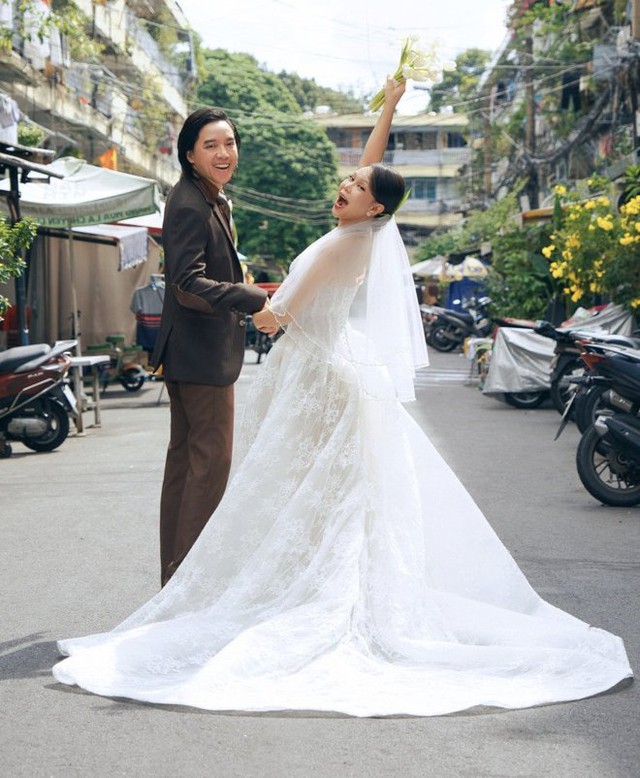 Nghệ sĩ Việt Hương diện v&aacute;y cưới, kỷ niệm 20 năm h&ocirc;n nh&acirc;n với &ocirc;ng x&atilde; - Ảnh 6.