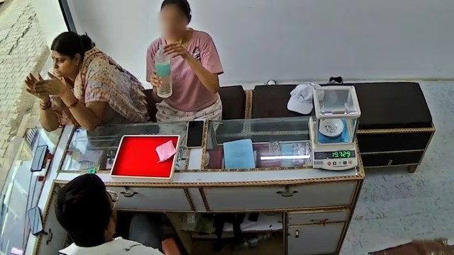 Cô gái nguy kịch sau khi uống nước trong chai kín - Ảnh 1.