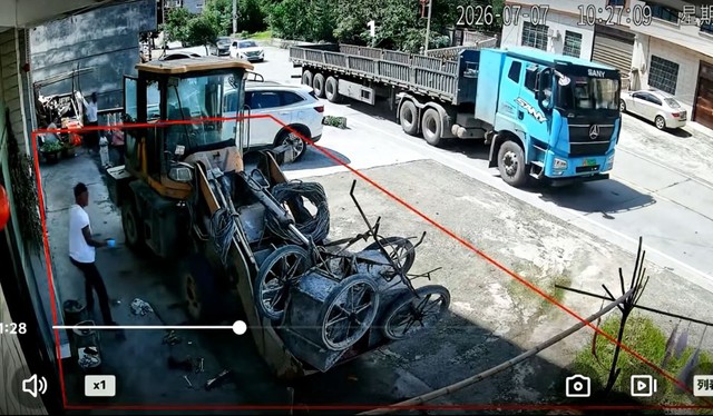 Xe bồn mất lái lao vào lề đường, người đàn ông thoát chết trong gang tấc - Ảnh 1.