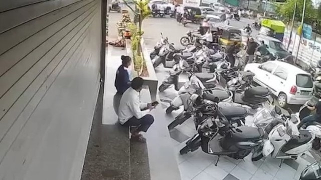 Chồng chặn xe máy, tấn công vợ ngay giữa phố và cái kết- Ảnh 1.