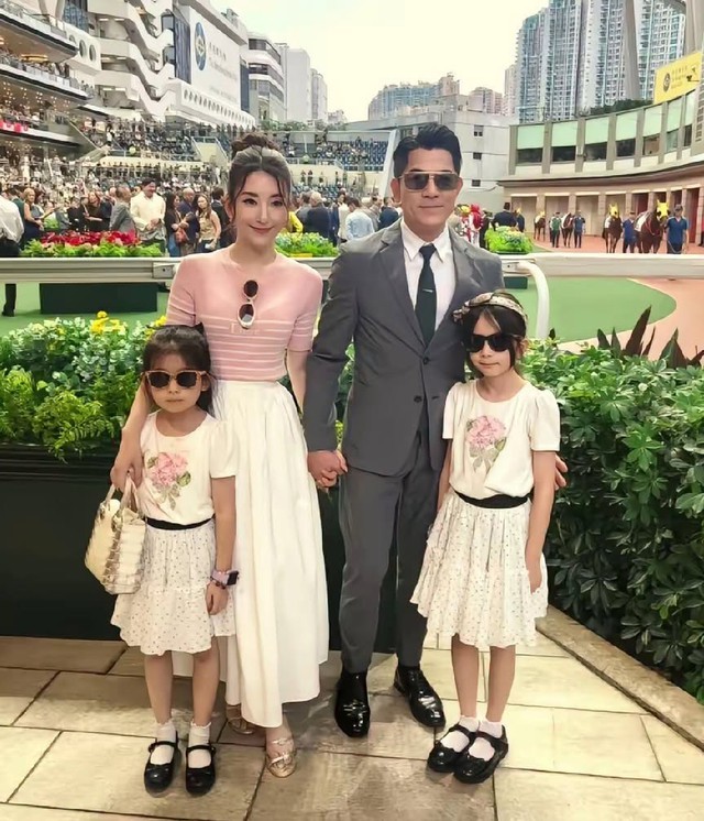 Mỹ nam "vạn người mê": Tuổi 61 vẫn phong độ, hôn nhân viên mãn bên vợ kém 22 tuổi cùng 3 con- Ảnh 3.